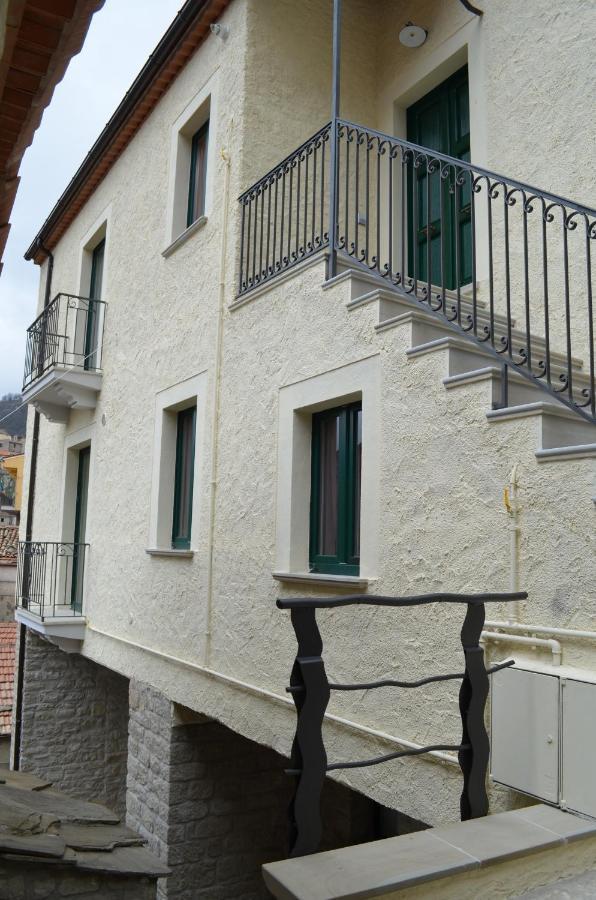 B&B La Casa Di Giulietta Castelmezzano Exterior foto